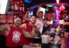 Escápate del calor en el bar STUDS Bear & Leather Foto de los tacos