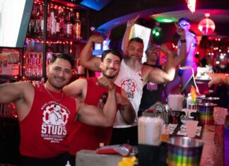 Escápate del calor en el bar STUDS Bear & Leather Foto de los tacos
