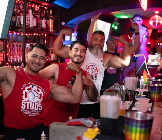 Escápate del calor en el bar STUDS Bear & Leather Foto de los tacos