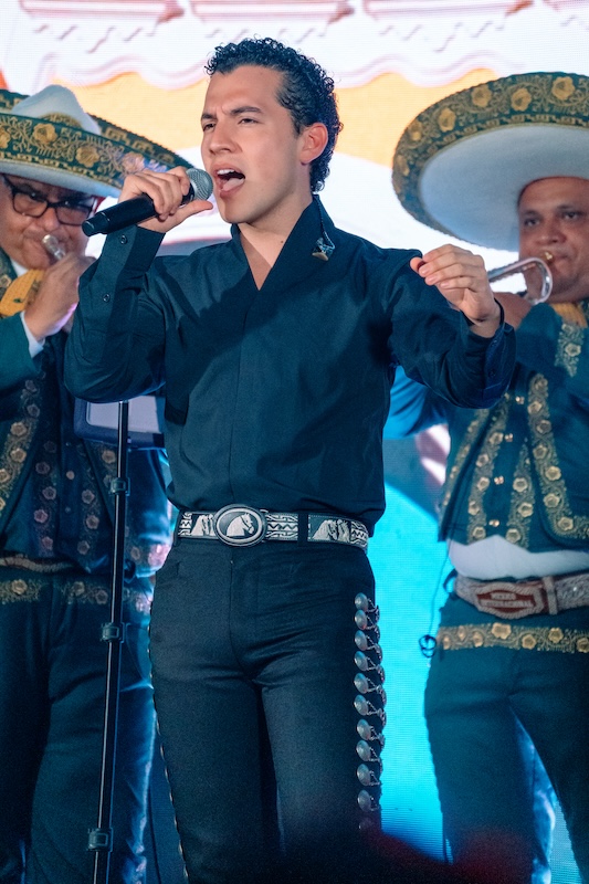Mario Girón interpretando el himno «México Lindo y Querido» en la presentación de los Heat Latin Music Awards celebrada en Miami, Florida. Foto cedida.