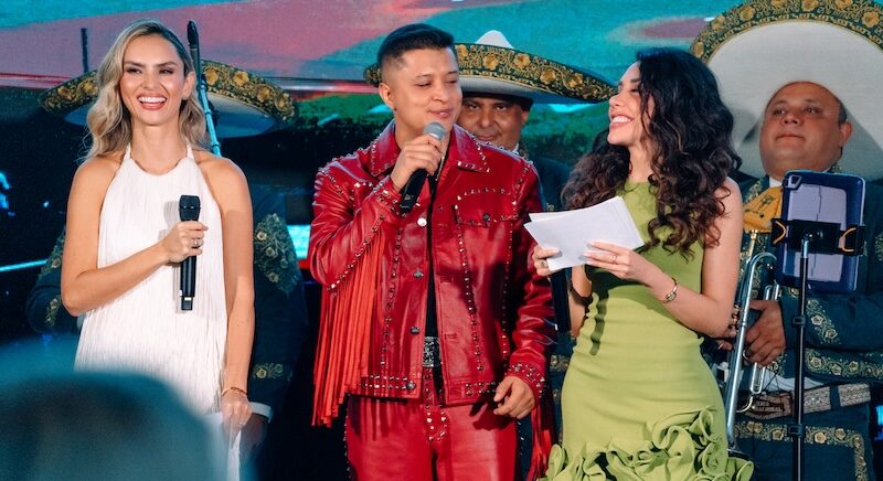 Caroline Aquino (izquierda) y Karime Pindter (derecha) han sido presentadas como dos de las presentadoras oficiales de los Premios HEAT de Música Latina 2026. En el centro se encuentra el cantante y músico colombiano Jessi Uribe. Foto cedida.