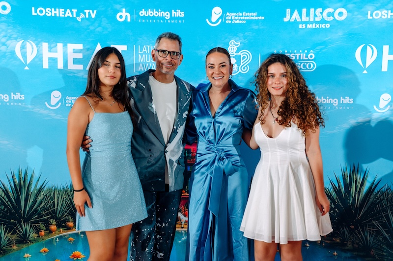 Diana Montes (en el centro a la derecha, con el vestido de satén azul) es la fundadora y directora ejecutiva de los Premios HEAT de Música Latina. Foto tomada durante el acto de presentación en Miami, Florida. Foto cedida.