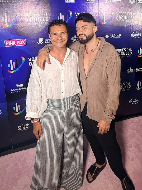El poncho y el chico en «Voices of Pride 1»