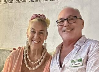 En memoria de Richard Di Via Marcia Blondin y Richard Di Via en la fiesta «Out & About Mixer» celebrada en el Cuale Condo Hotel en octubre de 2024.