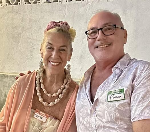 En memoria de Richard Di Via Marcia Blondin y Richard Di Via en la fiesta «Out & About Mixer» celebrada en el Cuale Condo Hotel en octubre de 2024.