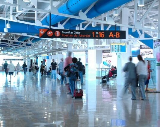 El tráfico en el aeropuerto de Puerto Vallarta mejora poco a poco puertas de embarque del aeropuerto de PV